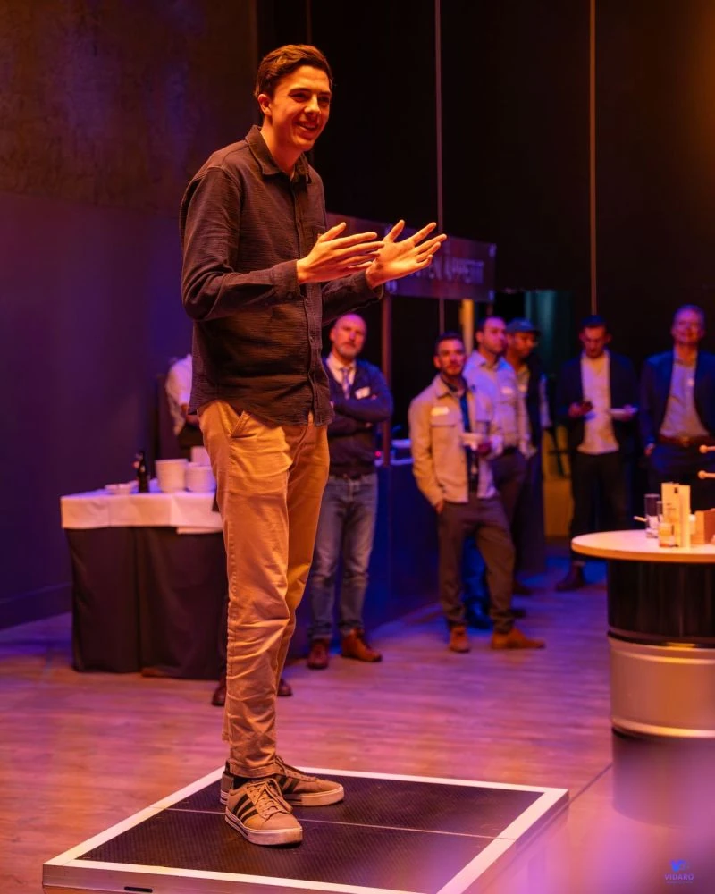 Simon Kneubühl beim Präsentieren am Entrepreneurial Minds Event in Baden